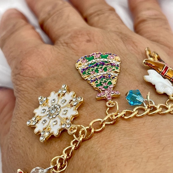 Christmas Spirit Charm Bracelet, Holiday Bracelet, Christmas tree Bracelet - Picture 5 of 9